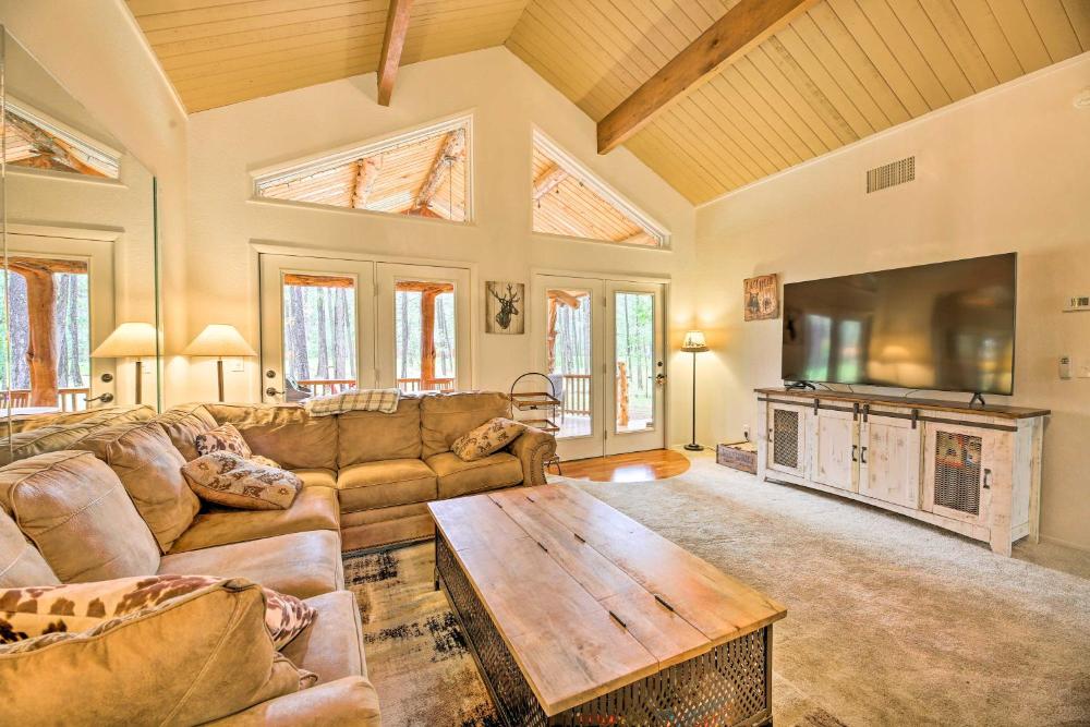 Wooded Yard, Gas Grill Lush Pinetop Retreat